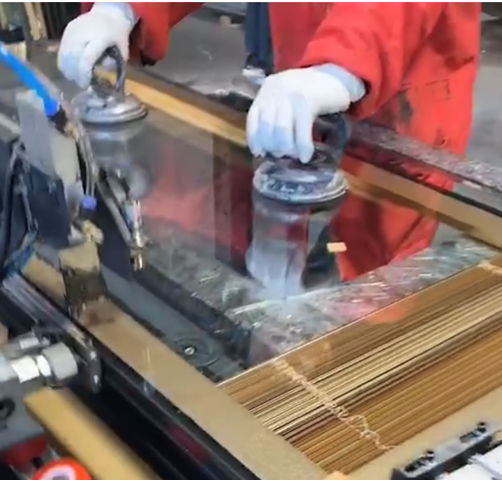 甘肅客戶打膠機調試